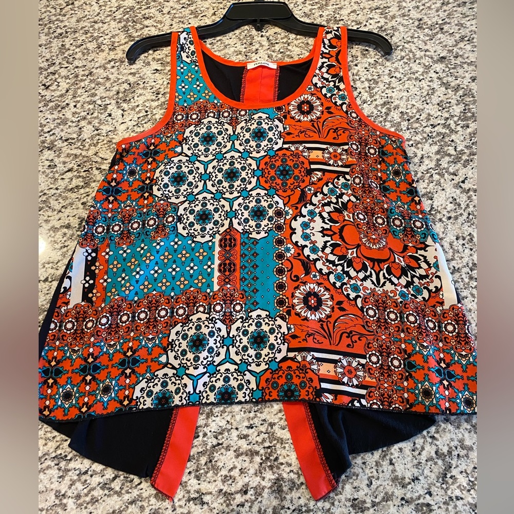 Opened lower back patterned top! Note, not sure of size, but fits like a Medium!